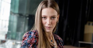 Serenay Sarıkaya Filtre Kullanarak Göz Rengini Değiştirdi