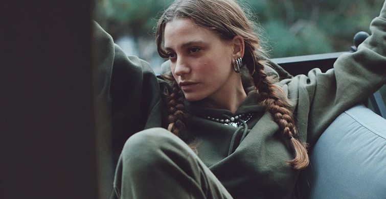 Serenay Sarıkaya 2020 Pozuyla Sosyal Medyanın Gündemine Oturdu