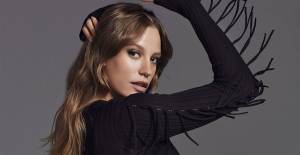 Serenay Sarıkaya Ayna Karşısında Verdiği Pozla Beğeni Topladı