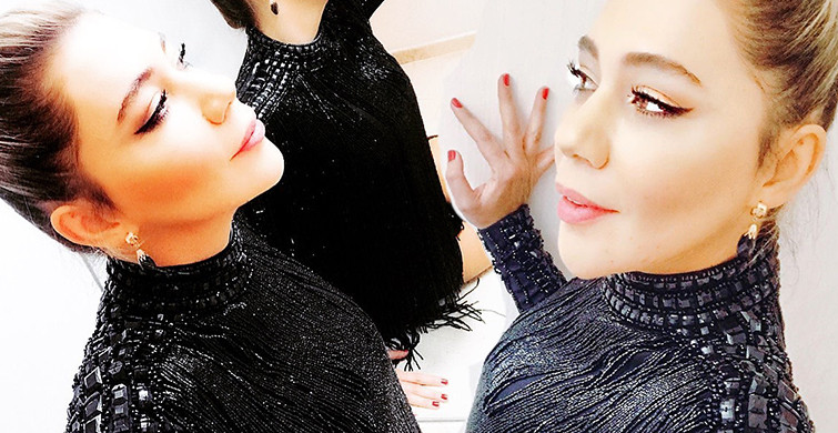 Sibel Arna Orta Parmak Hareketi Yapıp 14 Şubat Pozunu Paylaştı