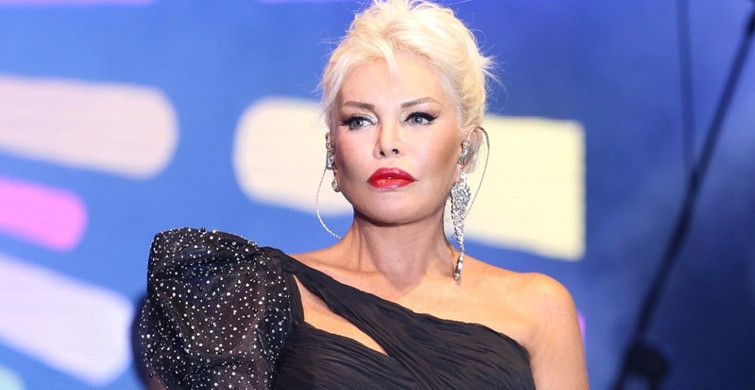 Süperstar Ajda Pekkan, İki Dizinden de Ameliyat Oldu