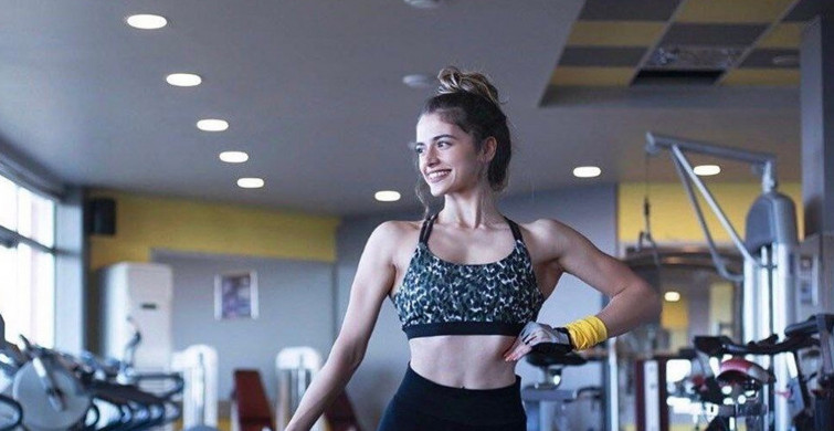 Survivor Aleyna Çalışkan'dan Kalça Dekoltesi
