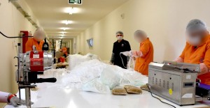 Kayseri'de Mahkumlar Günde 17 Bin Maske Üretiyor