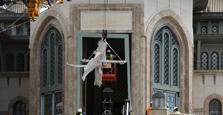 Taksim Camii’sinin Dev Avizesi Takıldı
