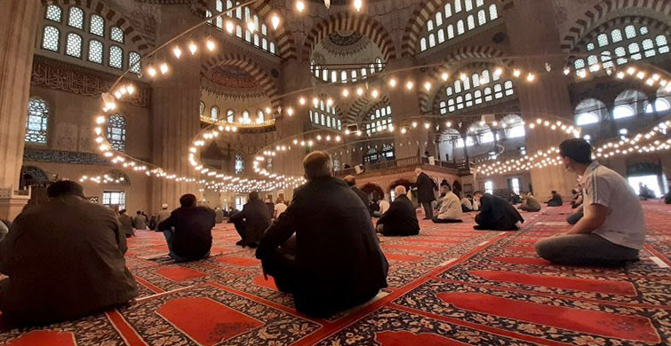 Tam Kapanmanın İlk Cuma Namazında Camiler Doldu