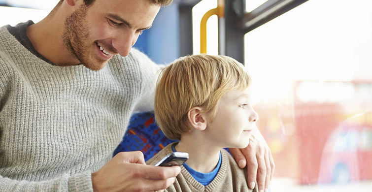 Ebeveynlerin Akıllı Telefonlarına Neden Daha Az Zaman Harcamaları Gerekiyor?