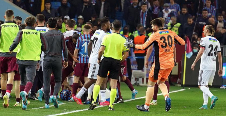 Tümer Metin, Trabzonspor - Beşiktaş maçında Cyle Larin'in pozisyonuna benzer bir olayı kendisinin de yaşadığını söyledi! Kırmızı kart kararı doğru dedi