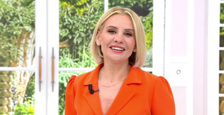 Türk televizyonunda bir ilk Esra Erol küsen çifti barıştırmak için stüdyoda her şeyini çıkarıp koştu