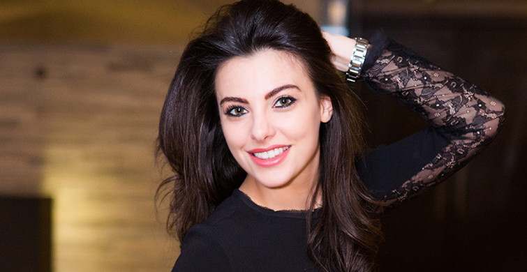 Tuvana Türkay Derin Dekoltesiyle Olay Yarattı