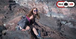 Ağrı Dağı'nda Ukraynalı Turistler Bikinili Pozlarıyla Dikkat Çekti