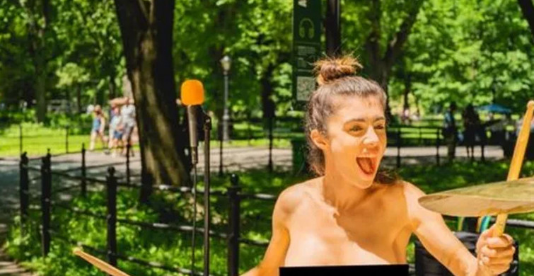 Ünlü model sokakta çırılçıplak yürüdü! Bir gören bir daha baktı o anlarını takipçilerinin beğenisine sundu