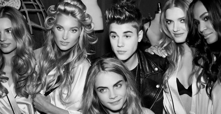 Victoria's Secret Mankeni Cara Delevingne Cinsel Organını Satışa Çıkardı