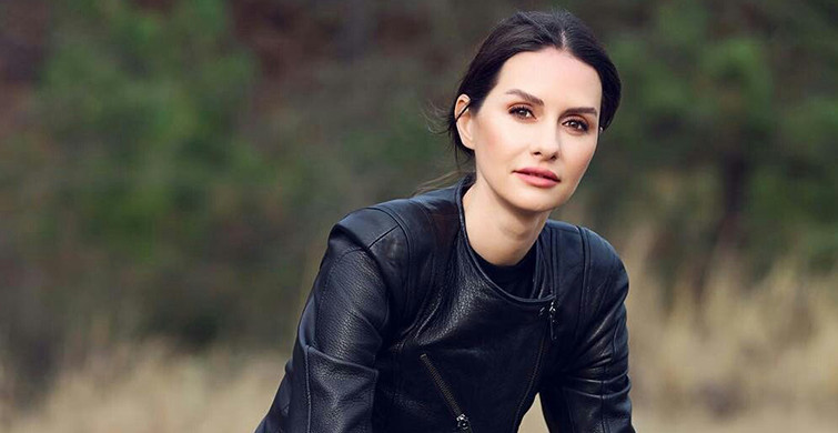 Yasemin Özilhan Giyim Tarzıyla Dikkat Çekti