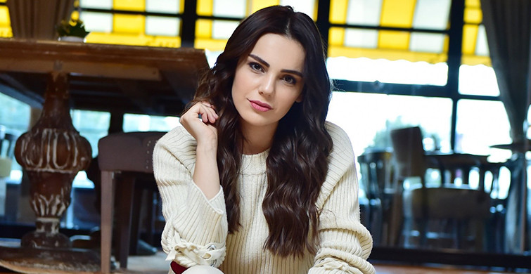 Yağmur Tanrısevsin’in Baba Parası Filminin Galasında Giydiği Kıyafet Olay Oldu