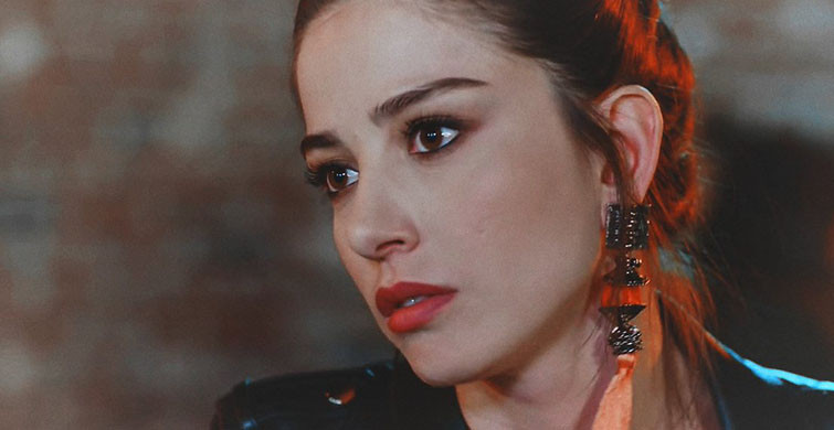 Özge Gürel Sade Kıyafetiyle Dikkat Çekti