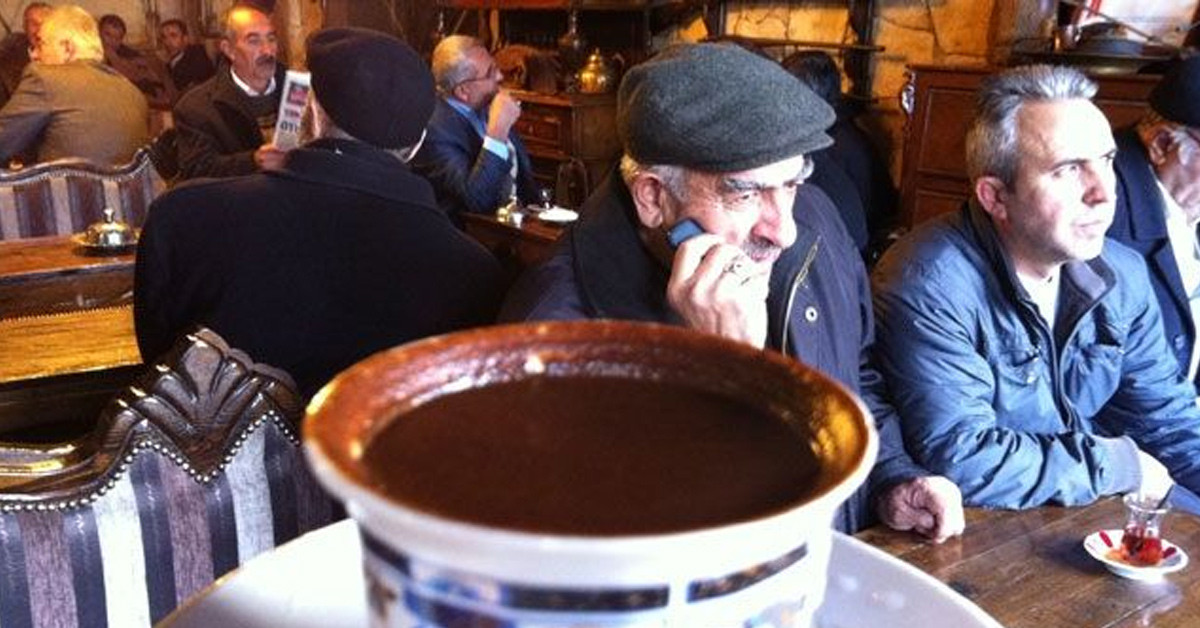 Çay içerken yanına geldi