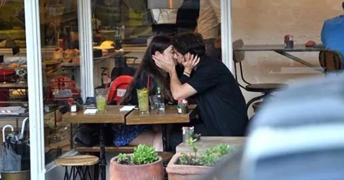 Dakikalarca öpüştüler