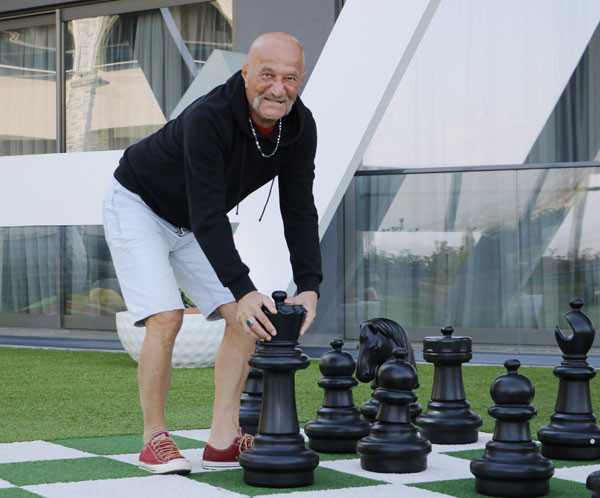 OYNADIĞI FİLMLERDE KADIN ROL ARKADAŞLARINA KARŞI BİR ŞEY HİSSETTİ Mİ?