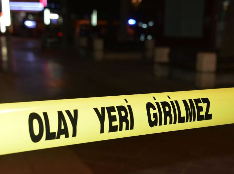 GİZEM DURMADAN TELEFONLA OYNUYORDU