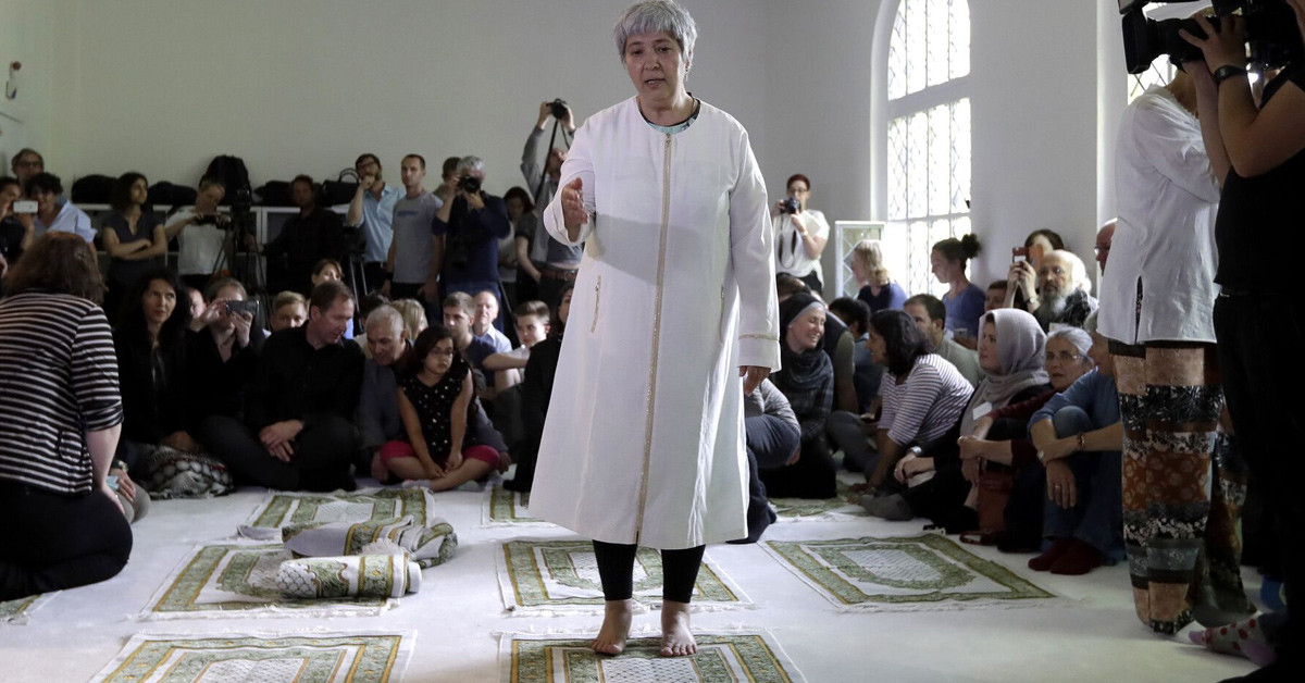 Cami duvarına bayrak asıldı