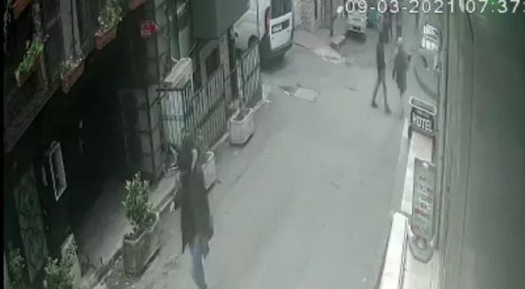 GENÇ KADIN NEYE UĞRADIĞINI ŞAŞIRDI