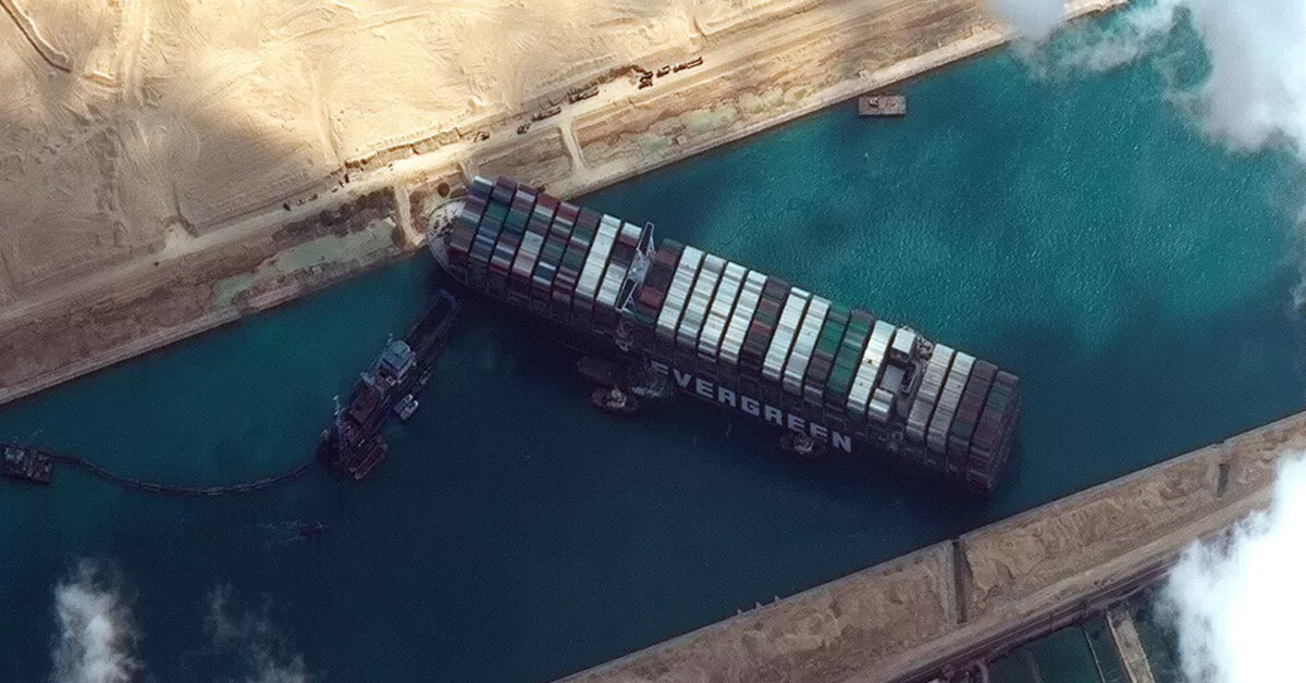 23 Mart 2021: Süveyş Kanalı’nda Kargo Gemisi Karaya Oturdu