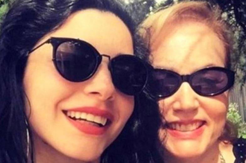 Merve Boluğur ve Annesi