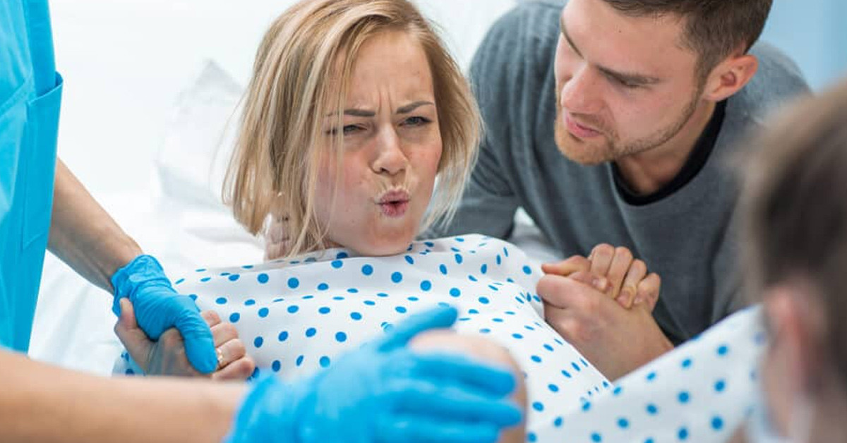 Karnını geri dikti