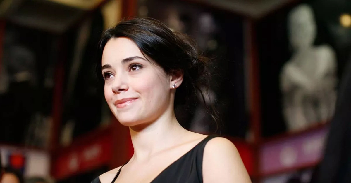 ÖZGÜ NAMAL DİZİLERİ VE FİLMLERİ