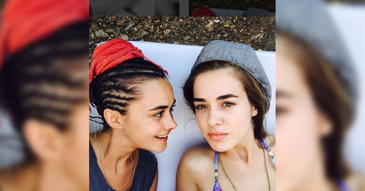 HANDE SORAL VE KIZ KARDEŞİ