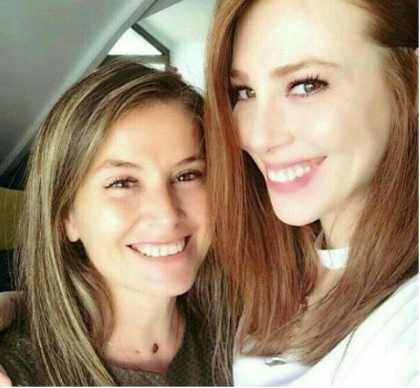 Elçin Sangu ve annesi