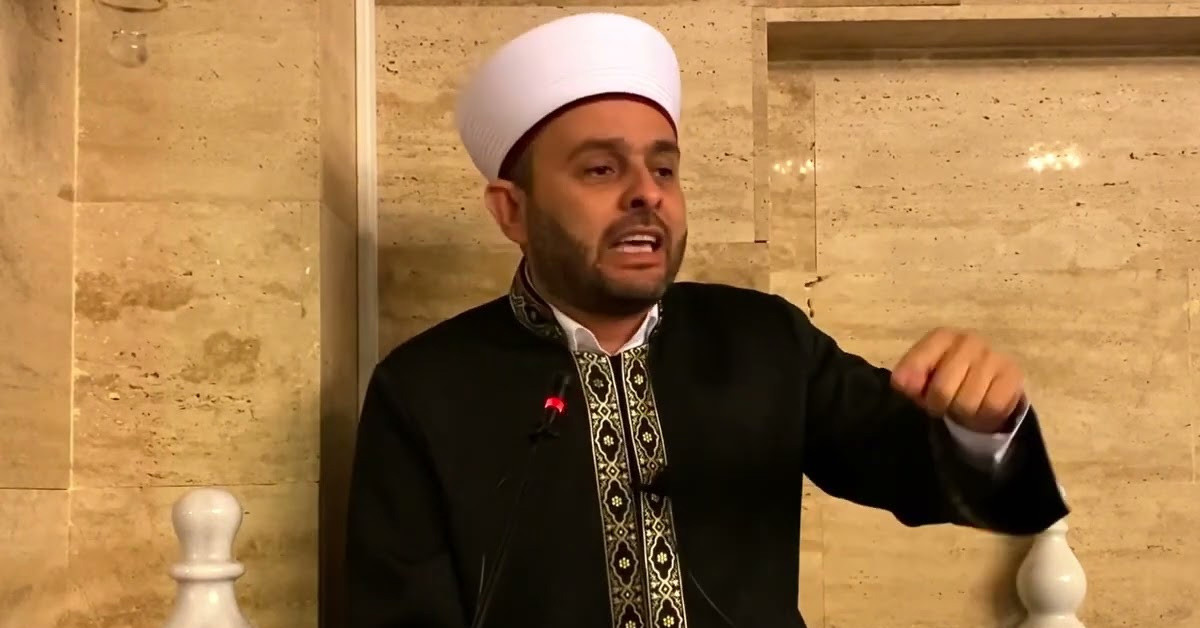 Kadınların kıyafetlerine değindi