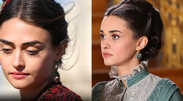 ESRA BİLGİÇ & HANDE SORAL