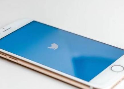 Twitter yeni güncellemeyle gelir artışı mı hedefliyor? MolatikTeknolojiTwitter yeni güncellemeyle gelir artışı mı hedefliyor? Twitter, dünyanın en çok kullanılan sosyal medya uygulamalarından biri. Milyarlarca kullanıcıya hizmet veren Twitter yeni bir güncelleme getiriyor. Gelin bu güncellemenin ne olacağına birlikte Molatik olalım...  Twitter yeni güncellemeyle gelir artışı mı hedefliyor? Gelirleri 3.72 milyar dolara ulaştı Gelirleri 3.72 milyar dolara ulaştı Twitter, dünyanın en çok kullanılan sosyal medya uygulamalarından biri. Milyarlarca kullanıcıya hizmet veren Twitter, 2020'nin dördüncü çeyreğine ilişkin bilançosunu geçtiğimiz günlerde açıklamıştı. Bu açıklamaya göre Twitter'ın 2020 yılı genelinde elde ettiği gelirlerin bir önceki yıla göre yüzde 7 arttığı ve 3.72 milyar dolara ulaştığı duyurulmuştu. Yapılan yeni açıklamayla Twitter’ın bu geliri daha fazla arttırmak isteyeceği konuşuluyor.  Her geçen gün yeni bir güncelleme geliyor Her geçen gün yeni bir güncelleme geliyor Twitter, Instagram ve Facebook gibi sosyal medya uygulamaları her geçen gün yeni bir güncelleme getirerek kullanıcılarına sürpriz yapmaktan çekinmiyor. Geçtiğimiz iki ay boyunca, Twitter ve Linkedin üzerinde story güncellemelerine ek olarak Instagram’da sohbet kutusu, Reels gibi güncellemeleri de yine Molatik üzerinden sizlere duyurmuştuk.  Amaç gelir kanallarını artırmak Ama&ccedil; gelir kanallarını artırmak Yapılan bütün güncellemelerdeki amaç sizlerin bu mecralarda geçireceğiniz süreyi artırmak ve sizlere daha fazla reklam göstermek. Dolasıyla daha fazla reklam gösteren mecra daha fazla para kazanmış oluyor. Twitter tarafından açıklanan 3.72 milyar dolarlık gelir yeterli görülmemiş olabilir ki Twitter bu gelir kanallarını artırmanın yollarını arıyor.   Farklı ücretli opsiyonlarda masada Farklı &uuml;cretli opsiyonlarda masada Yukarıda bahsettiğimiz rakamlar hepimiz için çok fazla gözükebilir ama Twitter için istenilen seviyede olmadığı bir gerçek. Nitekim Twitter’ın gelir ürünleri sorumlusu Bruce Falck, gelirlerin artırılması için pek çok projenin masada olduğu, ücretli modelin bu opsiyonlardan biri olduğu, ancak şu an için farklı opsiyonların erken keşif aşamasında olduğunu dile getirilmişti.  Ücretli modeller yeni değil Ücretli modeller yeni değil Aslında kullandığımız pek çok sosyal medya uygulaması için bir para ödemiyoruz. Bunun karşılığında, bu uygulamalar içerisinde geçirdiğimiz süreler boyunca sosyal medya uygulamaları tarafından gösterilen reklamlara maruz kalıyoruz.  Sosyal medya uygulamalarının kazancı reklamlara bağlı