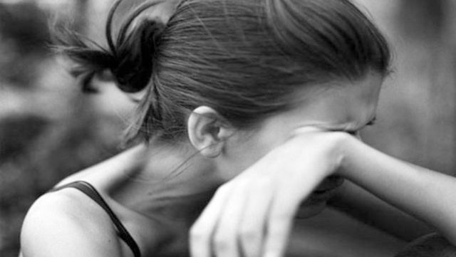 KIYAFETLERİ MAKAS İLE KESTİ