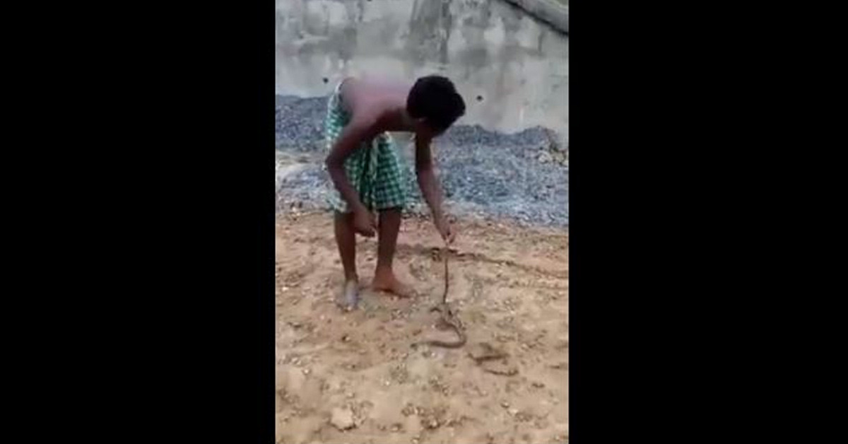 Çocuk üstündekileri çıkardı