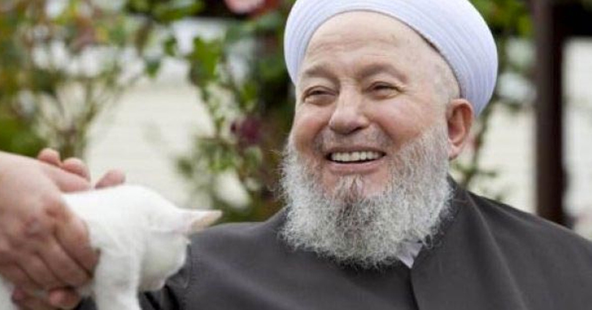 Mahmut Efendi namazı kıldırdı