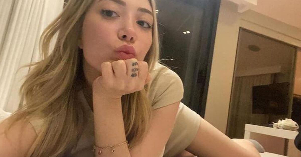 Pozlarıyla olay yaratıyor