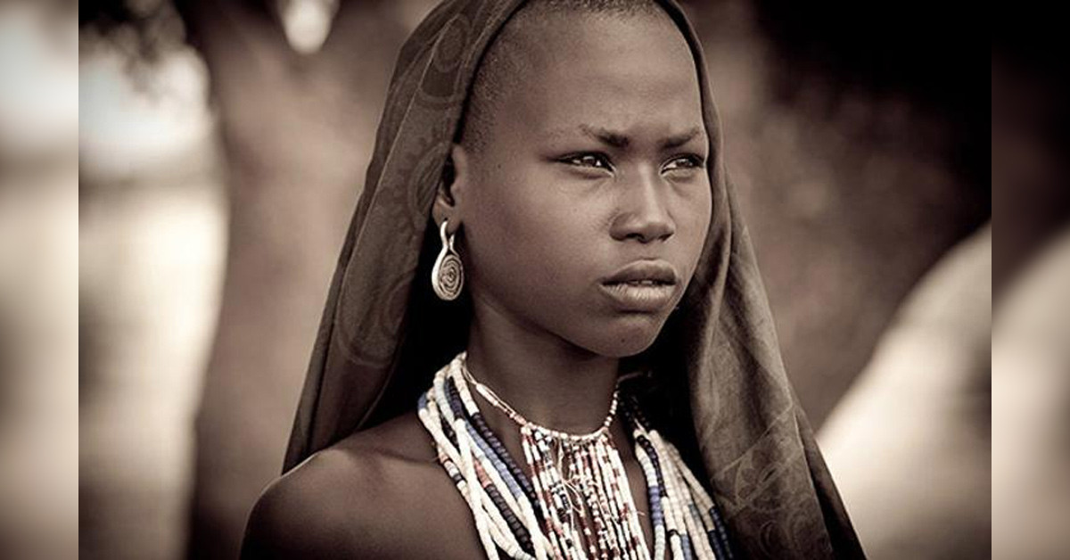 Dudaklarına tabak takıyorlar