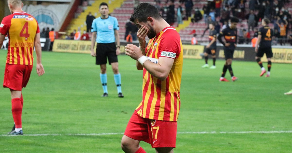 Emrah Başsan Gözyaşlarını Tutamadı!