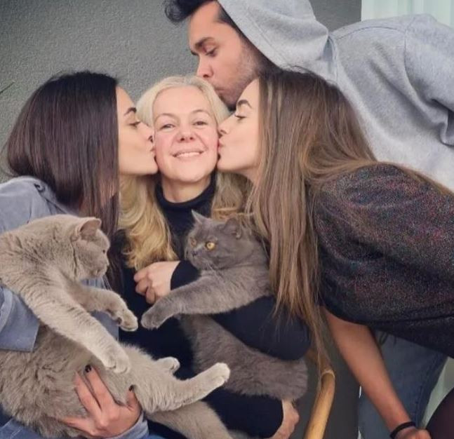 Bensu Soral-Hande Soral