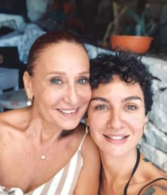 Birce Akalay ve annesi
