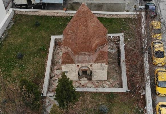  “KİMİ MOĞOL HÜKÜMDARI OLDUĞUNU SÖYLÜYOR, KİMİ MÜBAREK İNSAN DİYOR”
