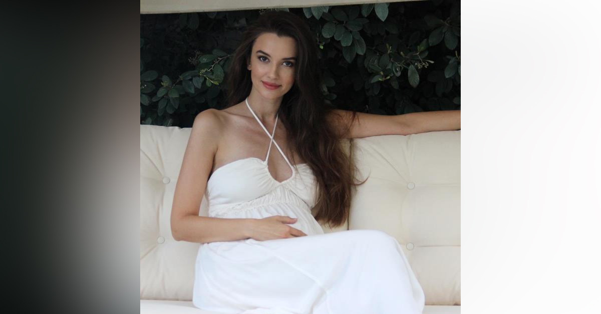 Karnı burnunda pozlar