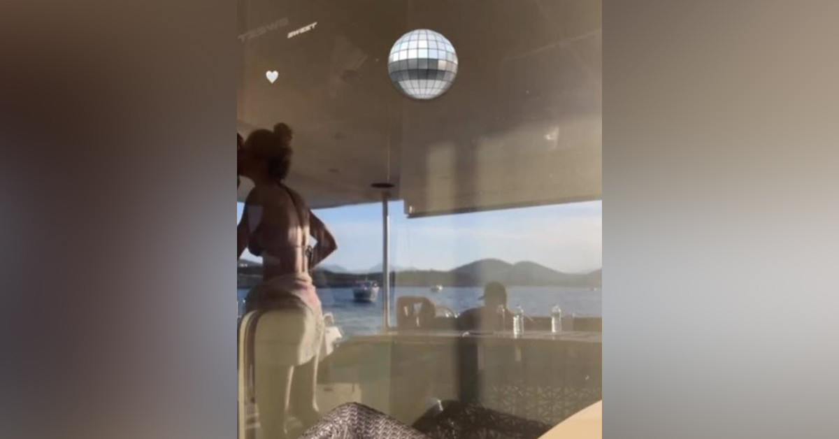 Bir erkekle öpüştüğü görüntüler