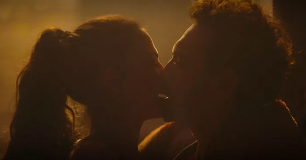 Yatak sahneleri olay oldu