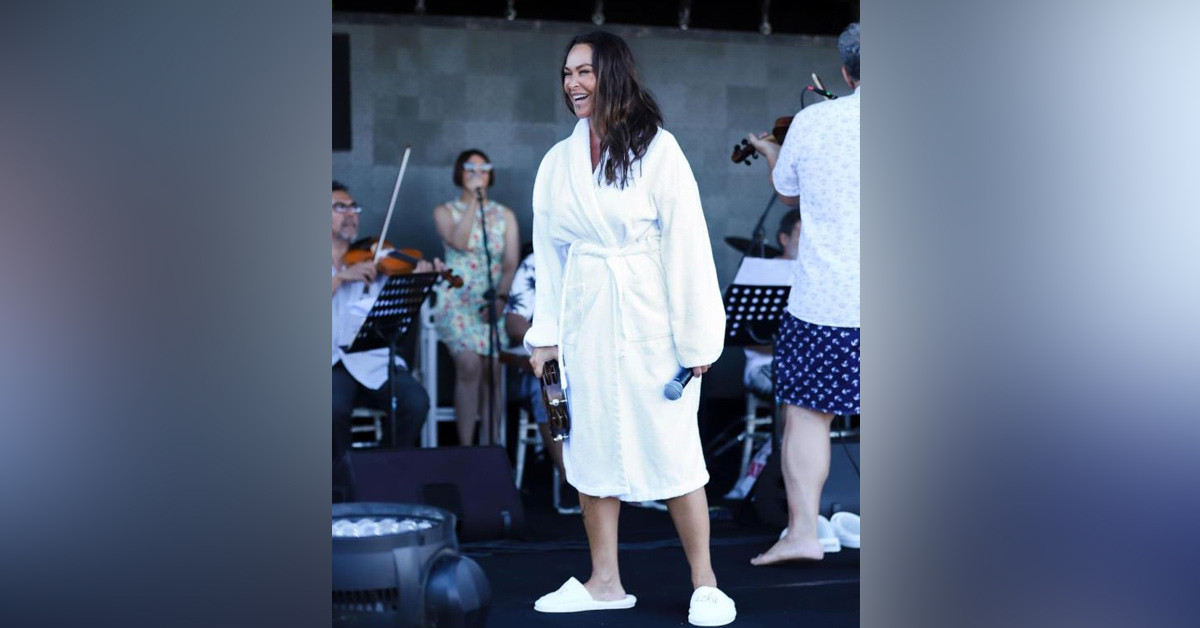 Daha önce de bornozla çıkmıştı!