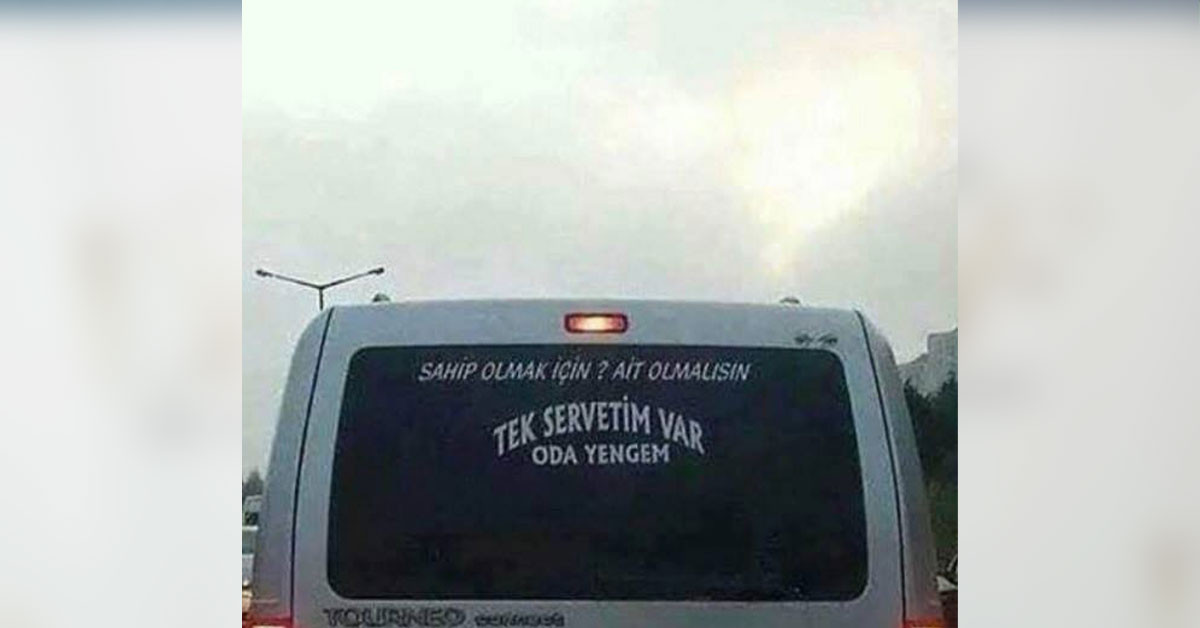 Arabasının arkasına yazdırdı