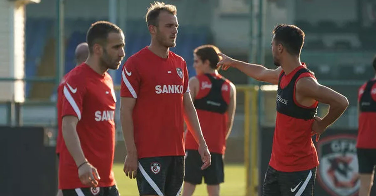 Futbolcularla sorunlar yaşıyor