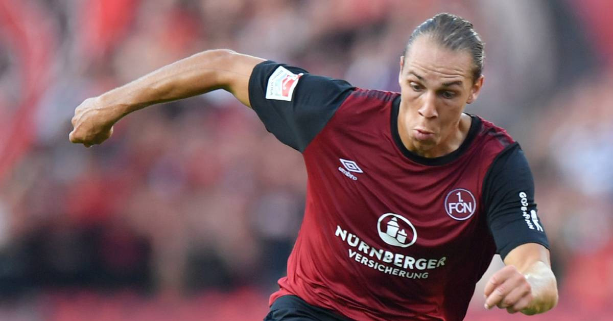 Hangi mevkide oynuyor?